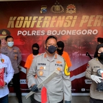 Polres Bojonegoro saat menunjukkan tersangka beserta barang bukti. (foto: ist)