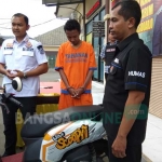 Pelaku beserta barang bukti motor milik korban diamankan di Mapolresta Sidoarjo.