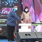 Ketua Dekranasda Kota Kediri Ferry Silviana Abdullah Abu Bakar didampingi Kepala Dinkop UMTK Kota Kediri Bambang Priambodo saat membuka Harmoni Fair #2 2021, Rabu (24/11. Foto: Ist.
