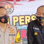 Kapolres Kediri AKBP Lukman Cahyono saat memberi keterangan kepada wartawan didampingi Kasubbag Humas Polres Kediri AKP Ratmoko Budi. foto: MUJI HARJITA/ BANGSAONLINE