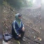 Suprapto saat meninjau kondisi pepohonan di lereng Gunung Arjuno.