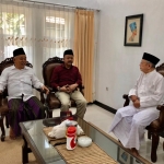 Penulis (tengah) bersama Prof. Dr. KH. Asep Saifuddin Chalim, M.Ag. saat silaturahim ke Ir. KH. Salahuddin Wahid (Gus Sholah) di Ndalem Kasepuhan Pesantren Tebuireng Jombang. foto: BANGSAONLINE.com