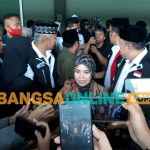 Siti Atikoh Suprianti, istri calon presiden nomor urut 3, Ganjar Pranowo, saat memberi keterangan kepada awak media. Foto: BANGSAONLINE