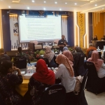 Kepala KPP Pratama Tuban, Hanis Purwanto, saat menyampaikan paparan tentang perpajakan dan sosialisasi coretax di hadapan tamu undangan.