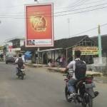 Papan reklame di pasar Desa Jatisari, Kecamatan Senori yang belum dibongkar meski masa kontraknya sudah habis.