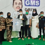 CABUP MILENIAL: Gus Muhdlor bersama sejumlah pemuda dalam sebuah acara, awal Oktober 2020. foto: MUSTAIN/ BANGSAONLINE