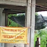 Spanduk penyegelan masjid di Kabupaten Pasuruan.
