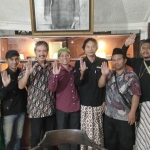 Penulis sejarah Bung Karno, Roso Daras (tiga dari kiri) dan tim saat berada di Ndalem Pojok. Foto: Ist.

