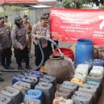 Jajaran Polres Tuban saat membagikan air bersih untuk warga dalam rangka memperingati Hari Bhayangkara ke-77.