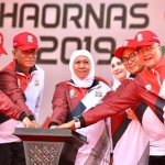 Gubernur Jawa Timur Khofifah Indar Parawansa bersama para bupati memencet tombol sirine dalam acara Peringatan Hari Olahraga Nasional (Haornas) tingkat Provinsi Jatim tahun 2019 di lapangan Pendopo Ronggosukowati Kabupaten Pamekasan, Senin (16/9). foto: istimewa/ bangsaonline.com