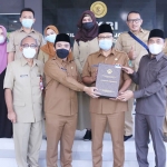 Wali Kota Pasuruan Saifullah Yusuf (Gus Ipul) didampingi Wakil Wali Kota Pasuruan Adi Wibowo (Mas Adi), Ketua DPRD Kota Pasuruan, Pj. Sekretaris Daerah Kota Pasuruan, beserta jajaran kepala OPD di lingkungan Pemkot Pasuruan saat menerima Predikat WTP, Selasa (25/5/2021).