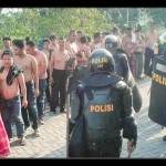 Polisi saat mengamankan para pengikut Dimas Taat Kanjeng Pribadi.