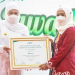 Marijem saat menerima piagam penghargaan yang ditandatangani Ibu Negara Iriana Joko Widodo dan Wury Estu Ma