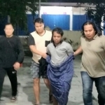 Terduga pelaku (pakai sarung) saat digelandang oleh anggota Satreskrim Polres Sampang