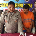 Kapolsek Balongbendo Kompol Sugeng Purwanto bersama tersangka dan barang bukti.