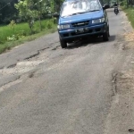 Kerusakan jalan di Senori makin parah, pengendara perlu berhati-hati.