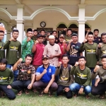 Anggota Banser, Polsek, dan Koramil Sudimoro foto bersama sebelum mulai melakukan penyemprotan. 