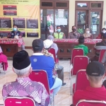 Di Desa Pekarungan, Sukodono, Sidoarjo, Aipda Deni aktif mengedukasi disiplin protokol kesehatan warganya, Selasa (20/4/2021). (foto: ist)