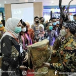 Wali Kota Batu beserta Wakil Wali Kota Batu menengok berbagai hasil produk daur ulang sampah, mulai dari tas belanja, bunga hias, dompet hingga vas bunga.