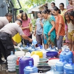 Warga Kota Probolinggo saat antri air bersih yang didrop oleh Pemkab Probolinggo.