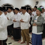 Prof. Dr. KH. Asep Saifuddin Chalim, M.A. saat memimpin salat hajat untuk kemenangan pasangan calon Bupati dan Wakil Bupati Serang, Ratu Zakiyah-Najib Hamaz.