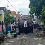 PDAM Giri Tirta ketika dropping air bersih untuk pelanggan di Desa Semampir, Kecamatan Cerme. (foto: ist)