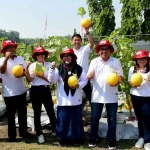 Direktur Utama Petrokimia Gresik, Dwi Satriyo Annurogo, bersama Wakil Bupati Gresik, Aminatun Habibah, dan jajaran direksi menunjukkan melon hasil buncob Petrokimia. Foto: Ist