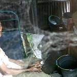 Daeng Bollo (75) menghabiskan masa tuanya dan tidur bersama ayam dan kambing peliharaannya lantaran ditelantarkan oleh orangtuanya. Selasa, (17/02/2015). (kompas.com)