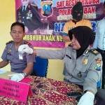 Kasat reskoba Polres Tuban bersama Kassubag Humas Polres Tuban saat menunjukkan barang bukti 1 paket sabu dan pelaku. foto: suwandi/ BANGSAONLINE