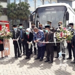 Wali Kota Batu Dewanti Rumpoko saat me-launching bus angkutan wisata di halaman Balai Kota Among Tani, belum lama ini.
