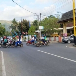 Suasana perempatan Mbah Takim saat banyak pengendara melintas, namun tak ada petugas jaga.