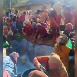 Warga Desa Gunung Rancak Kecamatan Robatal saat berebut air bersih bantuan lembaga swasta.