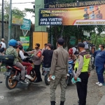 Jajaran Polsek Krian bersama TNI dan Satpol PP melakukan pengawasan ketat di Desa Sidomojo, Kecamatan Krian.