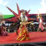 salahsatu penampilan peserta The Mystic Dance of Seblang, menampilkan tarian, sebelum karnaval. foto:rosihan c anwar/BANGSAONLINE