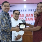 Karo Humas dan Protokol Setda Prov Jatim, Aries Agung Paewai saling bertukar cinderamata dengan Karo Humas Protokol NTB, Najamuddin Amy. foto: ist