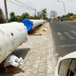 Pipa air untuk proyek PDAM berupa distribusi air dari BGS tergeletak di sepanjang jalan Desa Melirang, Bungah. foto: ist