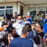 SANG PENYELAMAT: Kapten Kapal MT Queen Majesty, Muhammad Amin Rahman diangkat para nelayan yang diselamatkan dalam kebakaran kapal KM Bintang Jaya Mandiri.