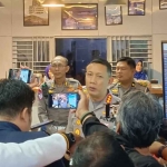 Dirlantas Polda Jatim, Kombes Pol Komarudin, saat memberi keterangan ke awak media.
