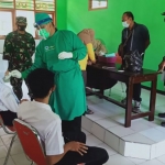 Pelaksanaan swab antigen di SMKN 1 Gerih, Ngawi.