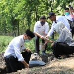 Bupati Ngawi saat melakukan peletakan batu pertama pembangunan Gapura Dewi Ngubalan.