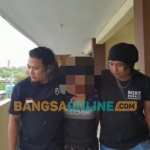 DPO pencabulan di Kedungdung saat diamankan petugas dari Satreskrim Polres Sampang. Foto: Humas Polres Sampang for BANGSAONLINE
