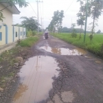 Pemandangan jalan rusak di Gondangwetan.