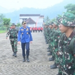Wabup Trenggalek Syah Natanegara saat memimpin upacara TMMD di Lembah Kepuh, Gandusari