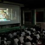 Para santri santriwati Ponpes Tabassam Al-Falah Ploso, saat mengikuti nonton bareng.