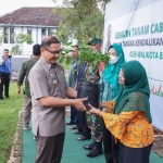 Pj Wali Kota Aries Agung Paewai memberikan bibit cabai kepada tim penggerak PKK di lima kelurahan di Kota Batu.