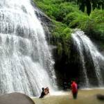 Air terjun Sumber Manik yang tampak masih alami. foto: soewandito/ BANGSAONLINE