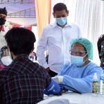 Wali Kota Kediri, Abdullah Abu Bakar (baju putih), dan Dandim 0809/Kediri, Letkol Inf Rully Eko Suryawan, saat meninjau vaksinasi yang digelar dalam rangka memperingati HUT TNI ke-76. Foto: Ist