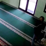 Tangkapan layar rekaman CCTV saat pelaku menjalankan aksinya.