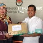SERAHKAN LAPORAN: Cawabup Sumenep, Nyai Eva saat menyerahkan laporan dugaan pelanggaran Pilkada yang diterima Ketua Bawaslu Jatim, Sufyanto. foto: didi rosadi/ BANGSAONLINE