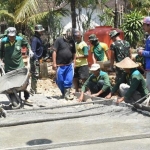 Hamparan panjang rabat jalan sebagai bukti hasil gotong royong masyarakat dengan Satgas TMMD 106 Donomulyo.